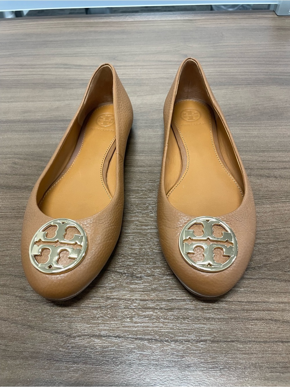NWOB Tory Burch Cognac Tan Leather Chelsea Ballet Flats size 7 with Dust Bag